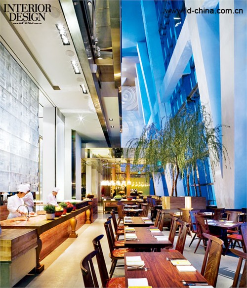 300個座位櫛比鱗次，面向開放式廚房，顧客可以看到肉類烹飪過程。2