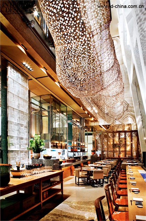 300個座位櫛比鱗次，面向開放式廚房，顧客可以看到肉類烹飪過程。4