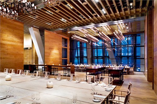 中國雕塑家劉建華制作成《每日片段》，將它們掛在天花板上，散落在酒吧中。