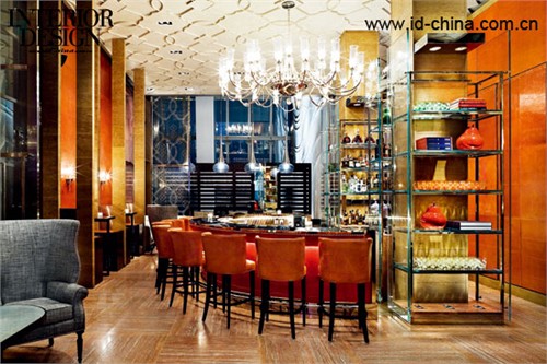 中國雕塑家劉建華制作成《每日片段》，將它們掛在天花板上，散落在酒吧中。 1