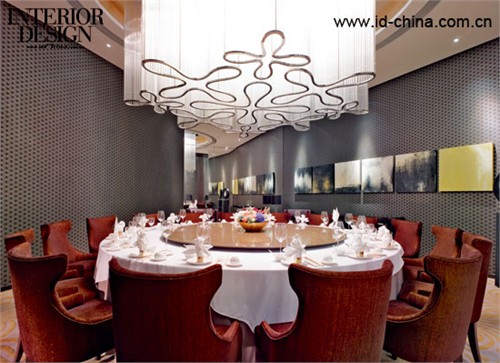 包廂內的桂花水晶燈，晶瑩剔透。