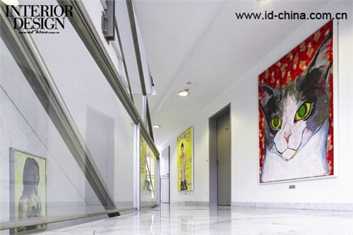 玻璃、藝術(shù)作品,在空間里形成奇妙的反射與關(guān)聯(lián)。