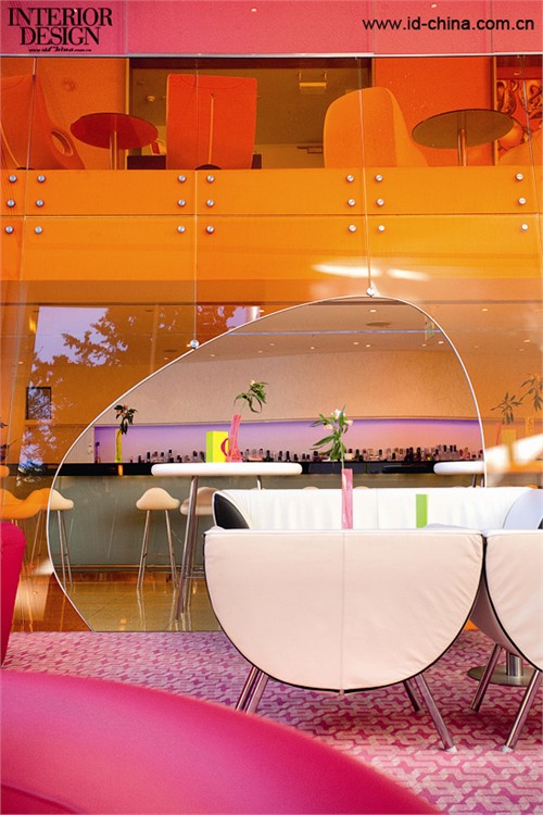 曲線形的玻璃開口。