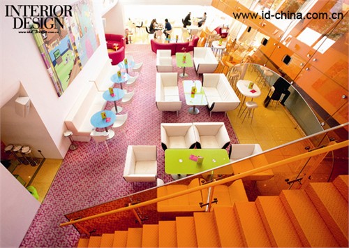 從二層俯視公共區域。