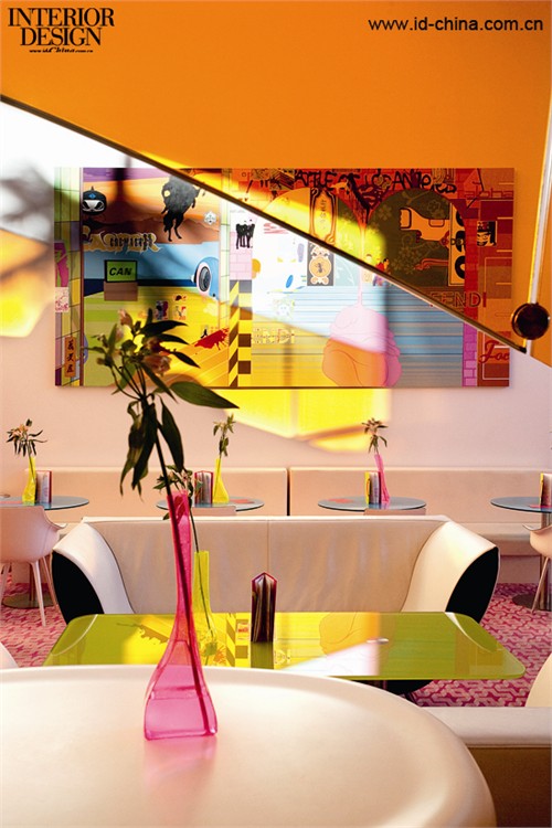 墻上畫作的色彩與大廳的色彩暗相呼應。