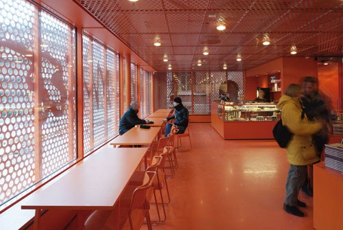 帶孔的紅色盒子3