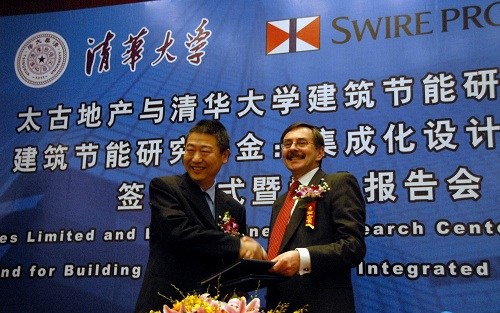 太古地產中國區常務總裁安格里先生與清華大學建筑節能研究中心主任江億院士代表雙方簽約1