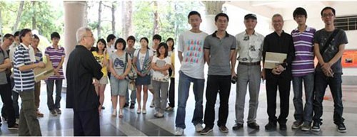 靳埭強先生回答學生的問題和工作人員合影