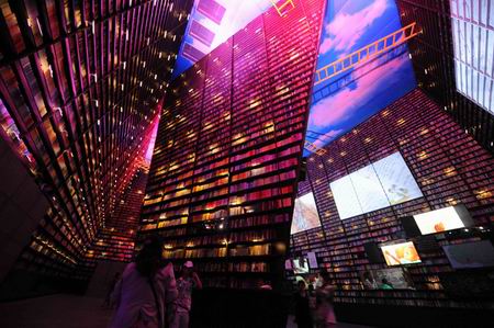 巨大的書柜，象征人要不斷學習