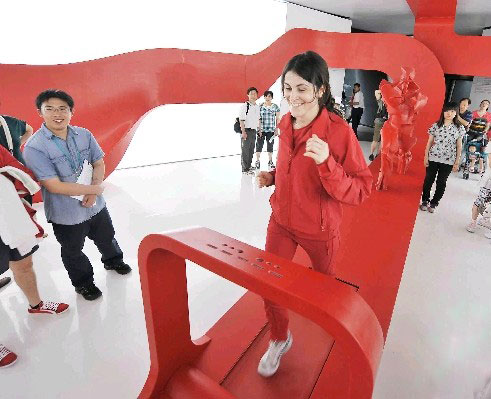 身著火紅色運動套裝的跑步者在跑步機上奔跑