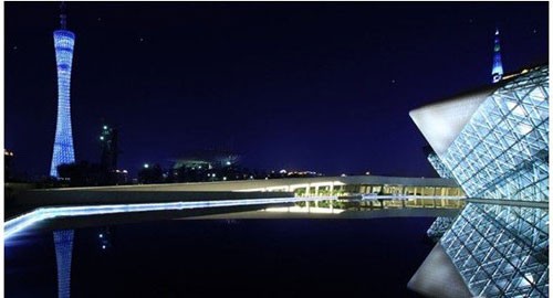 廣州大劇院南面是珠江，以及610米高的廣州新電視塔。周邊建筑高不可攀，置身其間的大劇院相比之下顯得低調(diào)和樸實。