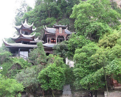 青龍洞懸崖絕壁上的樓宇亭閣