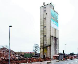 改造前的工業筒倉被拋棄在路邊