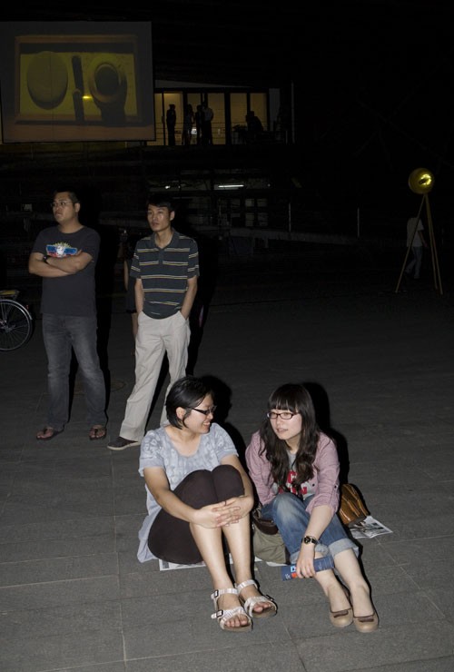 伴隨著廣場上的黑膠音樂-大家隨意的聊天