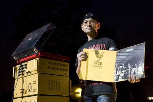 阿Paul-在廣場展示他的黑膠