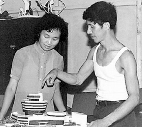 上世紀80年代，何鏡堂和夫人討論建筑設計