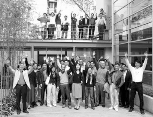 何鏡堂（左前）與他年輕的設計團隊