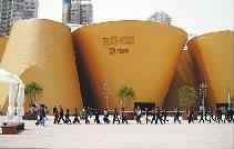 上海萬科中心，世博會萬科館館長肖莉在接受本報記者專訪時說，“建館沒有規則可循，沒有固定的模式和方法，完全是做創意。”這位清秀、溫和的女性還有另一重身份：萬科執行副總裁，此前主要負責資本市場方面的工作。