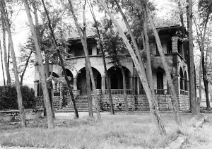 掩映在綠樹叢中的段家小姐樓