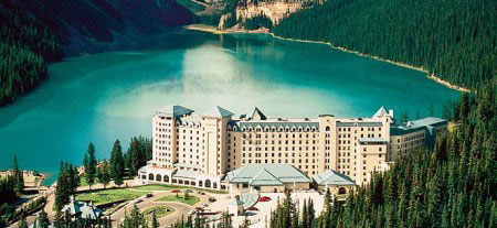 城堡酒店 坐擁雪山湖水“印象畫”