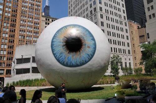 7月7日,一座9米多高的“眼球”雕像在芝加哥市中心的普里茨克公園揭幕。