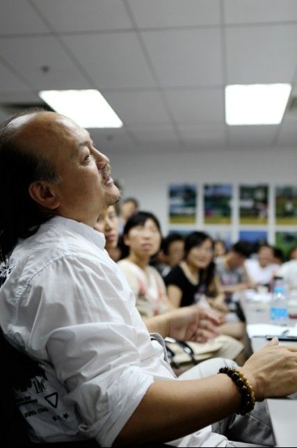 著名雕塑家任軍先生與學(xué)生們交流