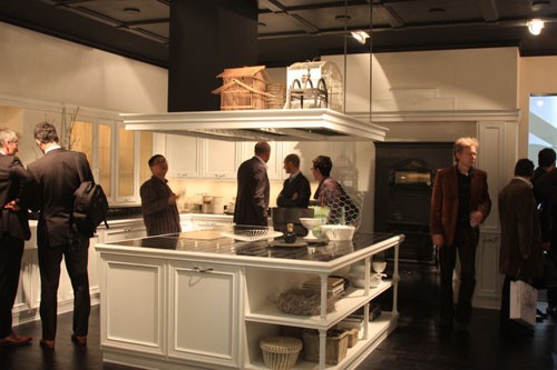 白色的輕古典一改純古典實木成為新的流行時尚