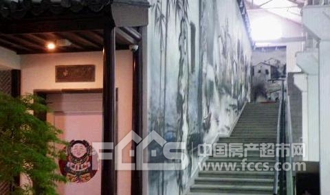 古橋與大幅水墨畫