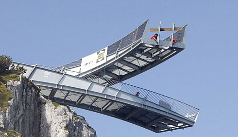 德南部千米高懸崖上建成一座懸空觀賞塔3