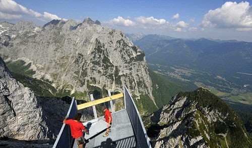 德南部千米高懸崖上建成一座懸空觀賞塔4