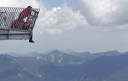 德南部千米高懸崖上建成一座懸空觀賞塔5