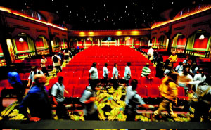 9月13日，美國洛杉磯，羅伯特·F·肯尼迪社區(qū)學(xué)校首批學(xué)生參觀學(xué)校禮堂