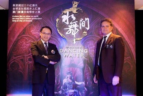 新濠博亞娛樂有限公司之娛樂及項目副總裁余耀雄先生與Franco Dragone娛樂集團市場部總監Robert Juarez先生合影，并向在場所有嘉賓推介在全球最大型水上匯演《水舞間》。