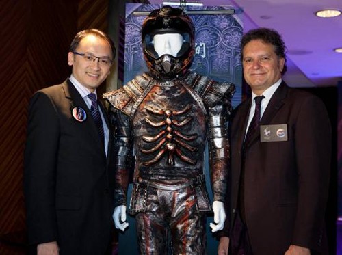 新濠博亞娛樂有限公司之娛樂及項目副總裁余耀雄先生與Franco Dragone娛樂集團市場部總監Robert Juarez先生特地將全球最大型水上匯演《水舞間》戲服帶至北京,讓所有嘉賓有機會一睹為快。