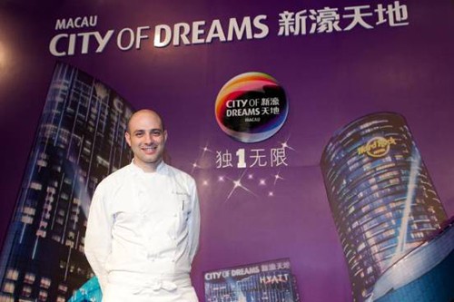 來自澳門新濠鋒酒店奧羅拉餐廳的總廚Michele dell’Aquila先生亦來到北京,一同為現場賓客帶來美食饗宴。Mr. Michele dell’Aquila先生有14年餐飲經驗,讓所有來到澳門新濠鋒酒店的賓客可以一享來自南意大利的地道美食。