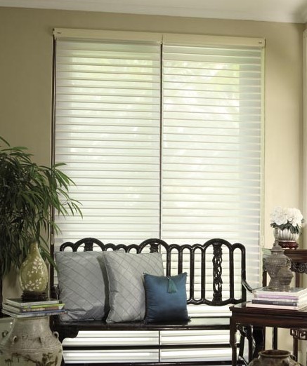 在掛有絲絡雅?柔紗簾的房間放鬆休息