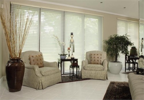 寬敞的單向透明幕牆式的窗戶掛了絲絡雅?柔紗簾後增強室內(nèi)空間的深度