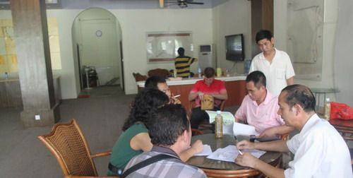 英男子三亞為父母購