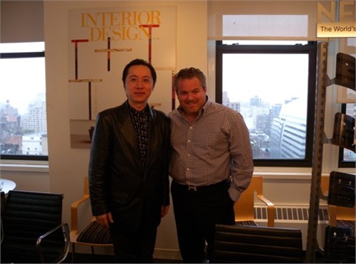出版人趙虎和ID英文版新主人Adam I. Sandow先生在紐約《室內(nèi)設(shè)計(jì)》雜志總部。