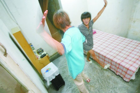 夫妻倆在地下居室里翩翩起舞