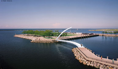 美國克利夫蘭Voinovich公園建造可移動的人行橋2