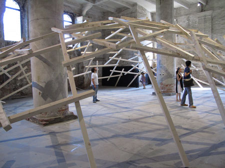 衰變的穹頂”由許多微小的木條搭建而成,“穹樓”狀的空間正暗示著人們可以在這里與建筑相遇