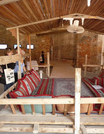 巴林國家館展區(qū)的木屋里按照三位漁夫的原生態(tài)記憶進(jìn)行布置