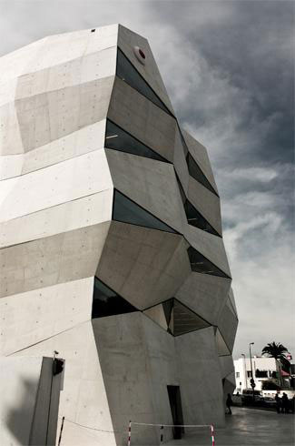 設計師將“Life in Motion”表現為扭曲變形、富有動感的建筑形態