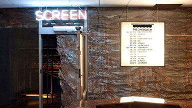 英國一座廢棄的加油站被改造成臨時影院1