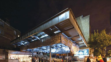 英國一座廢棄的加油站被改造成臨時影院3