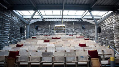 英國一座廢棄的加油站被改造成臨時影院5