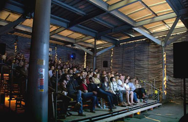 英國一座廢棄的加油站被改造成臨時影院4