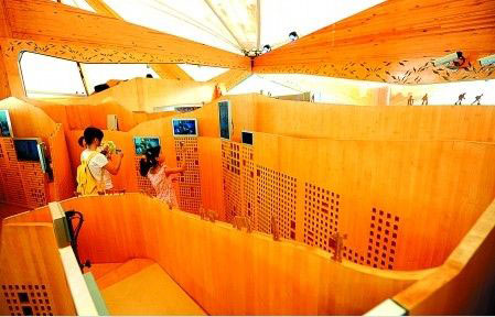 游客在挪威館木制的展廳參觀