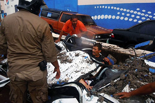 洪都拉斯國家足球場看臺倒塌造成多人死傷 1